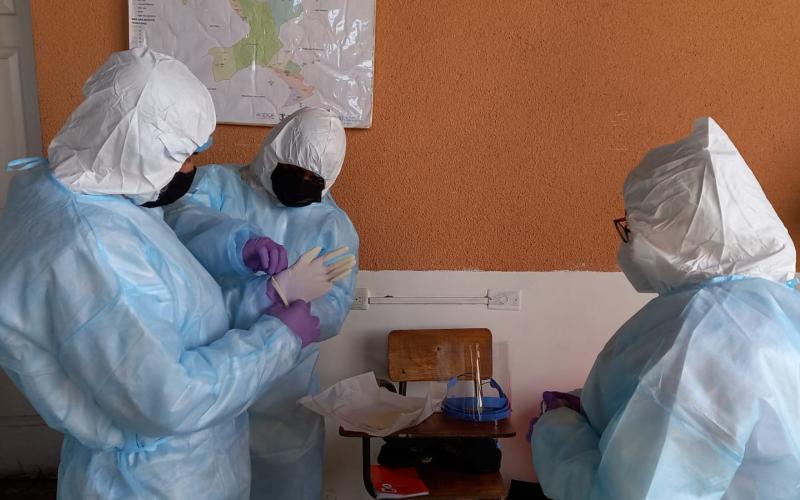 Soldados reciben capacitación sobre el procedimiento para efectuar toma de muestras a través del examen de hisopado