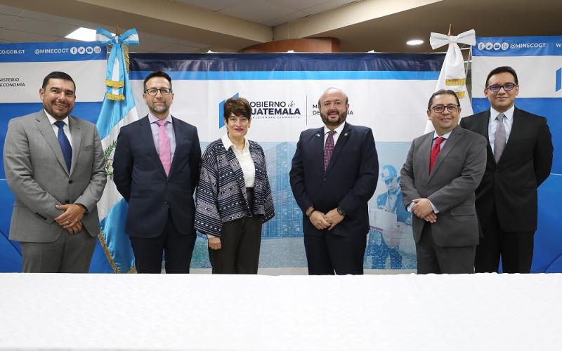 El Ministro de Economía, Antonio Malouf (tercero de Der. a Izq., presidió la presentación. 