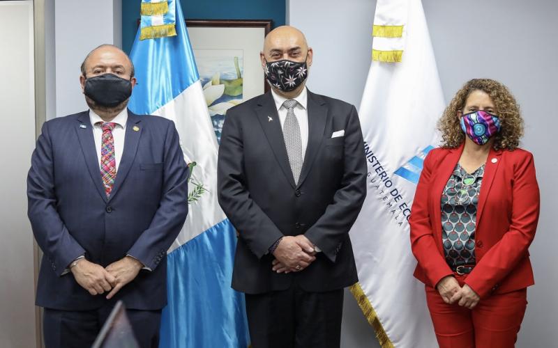 De Izq. a Der. se observa al Ministro de Economía, Antonio Malouf; al Embajador de de Australia para México, Centro América, Cuba y República Dominicana, Remo Moretta; y a la Viceministra de Integración y Comercio Exterior, Edith de Molina.