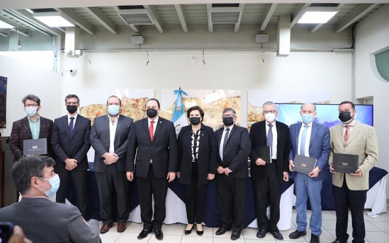 Presentan en el Minex el libro fotográfico "200 Legado", que retrata la historia de la ciudad de Guatemala