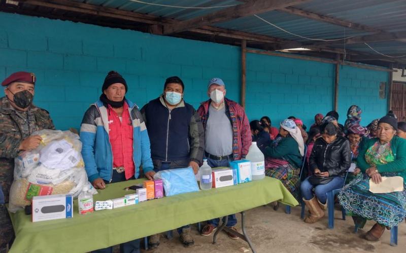 Personal de Fodes entrega dotación de alimentos en San Marcos