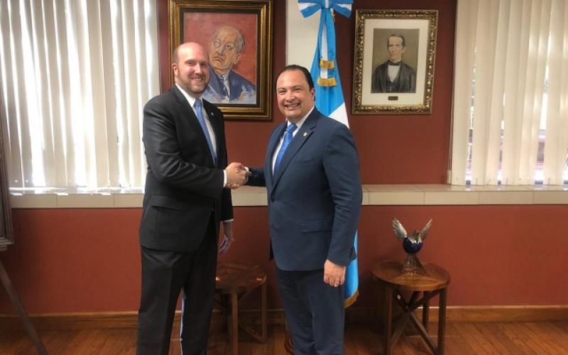 Canciller Mario Búcaro aborda temas de migración, comercio y seguridad con embajador de EE. UU.