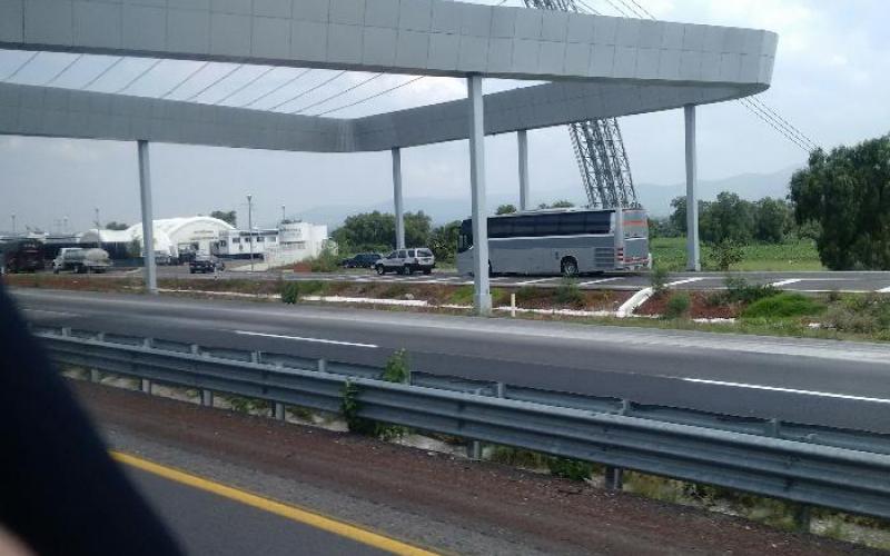 Misión Consular asiste a 6 guatemaltecos rescatados en autopista de México 