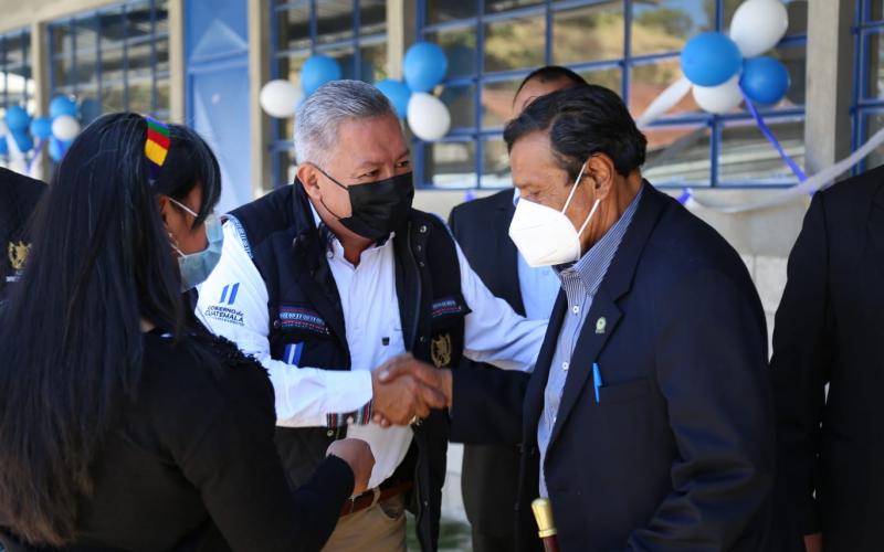 Ministro de Desarrollo entrega llave de aulas en San Francisco La Unión