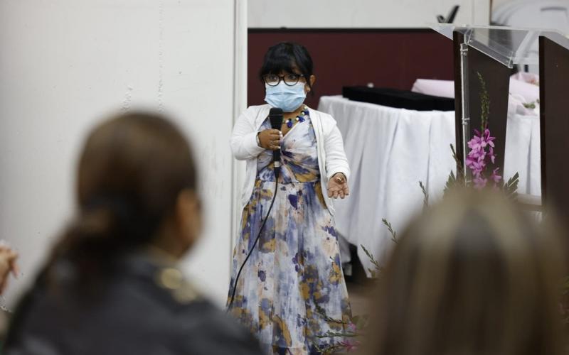 Trabajadora del MARN recibe la medalla Oficina Nacional de la Mujer