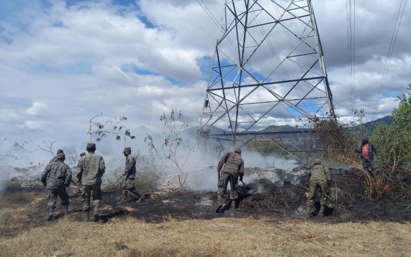 Ejército de Guatemala apoya a contrarrestar incendio forestal en Quesada, Jutiapa