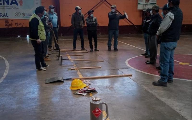 Brigadistas de Patzicía reciben capacitación sobre incendios forestales