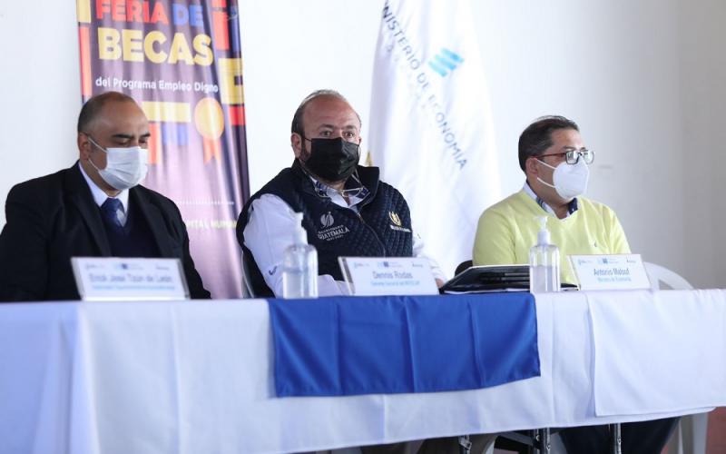 El Ministro  de Economía, Antonio Malouf (centro), presidió la inauguración de la feria de becas.