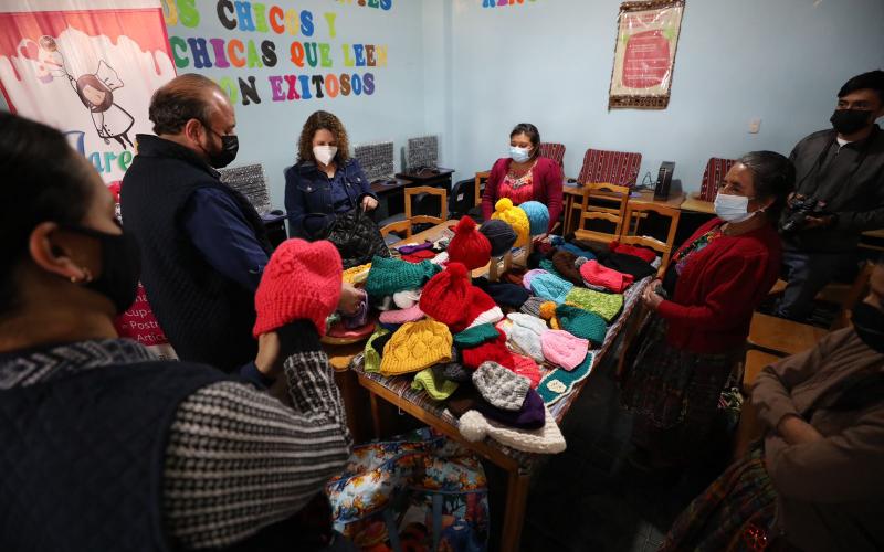 El grupo de muejeres Kawok  elabora bordados y prendas de crochet.