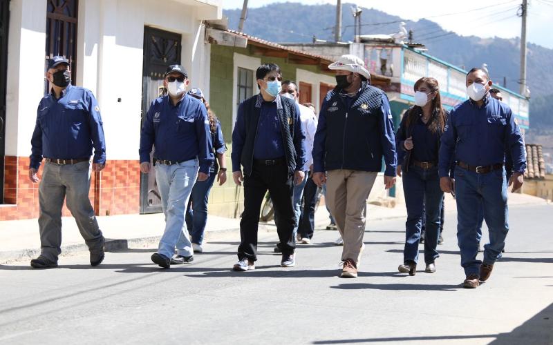 El Ministro de Economía, Antonio Malouf (centro) durante su visita a Totonicapán.