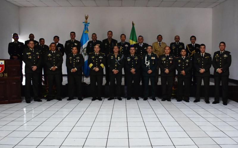 Jefe del Estado Mayor de la Defensa Nacional condecoró al Agregado de Defensa de Brasil