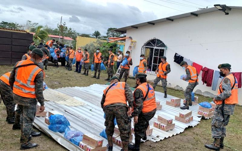Ejército de Guatemala apoya embalaje y entrega de ayuda humanitaria a afectados por lluvias en Izabal