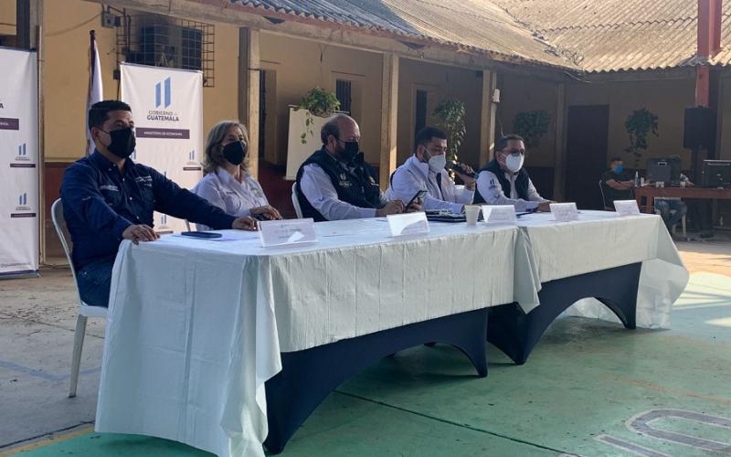 El Ministro de Economía, Antonio Malouf (Centro), preside la inauguración de la Feria de Formalización.