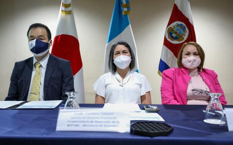 De derecha a izquierda se observa al representante Residente, JICA Guatemala, Naotaka Yamaguchi; la Directora de Servicios Empresariales de la MIPYME, Carolina Salazar; y Zianne Ramírez, Líder de País UTN-CECAPRO-JICA.