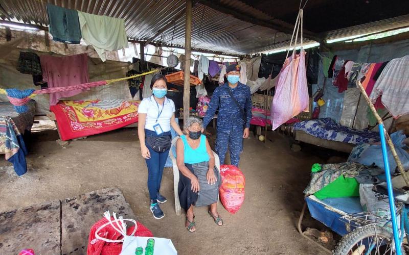 Brigada de Infantería de Marina apoya distribución de víveres a personas de la tercera edad