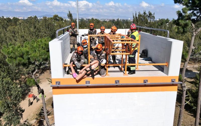 Batallón Humanitario y de Rescate se entrena para efectuar rescate en alturas