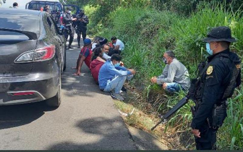 Agentes de PNC capturan a tres personas por transportar en sus vehículos a 22 indocumentados 