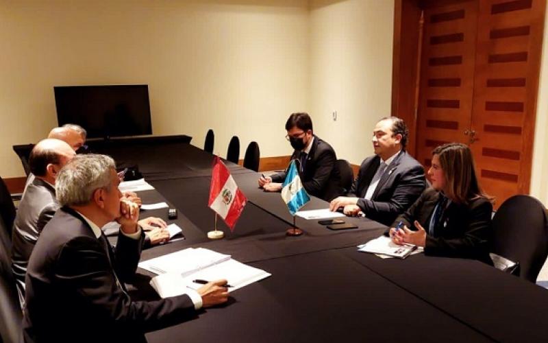Cancilleres de Guatemala y Perú abordan temas de cooperación, comercio y cultura