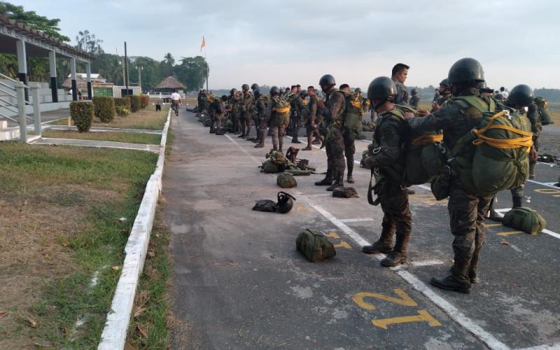 Paracaidistas se preparan para realizar salto táctico y jornada de vacunación 