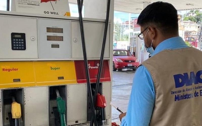 DIACO prosigue inspeccionando estaciones de combustible.