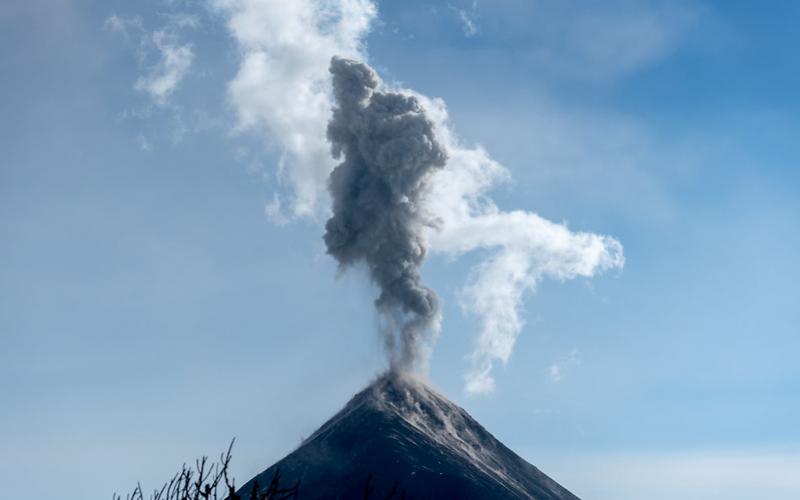 Vista al volcán de Fuego. Foto de archivo.