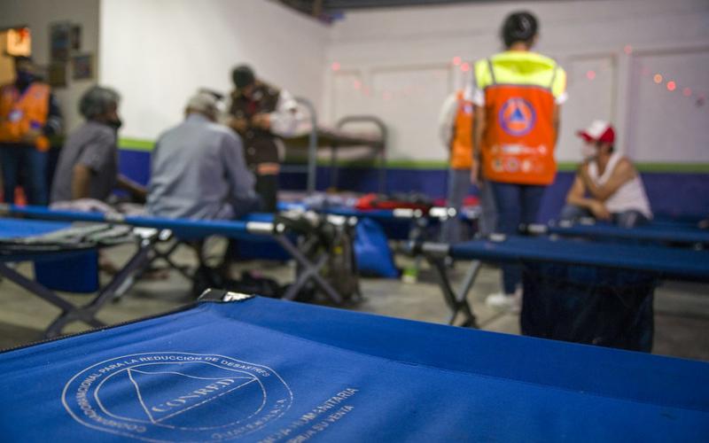 Interior del albergue El Gallito, Guatemala, Guatemala. Foto de archivo. 
