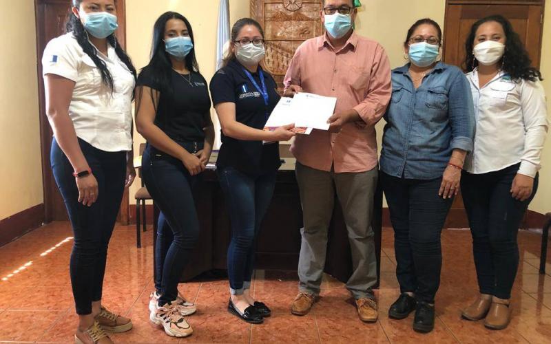 Personal de Mides gestionando Beca Social Artesano