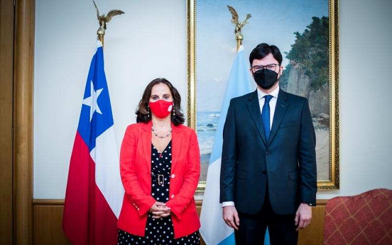 Embajador de Guatemala aborda con canciller de Chile asuntos de la relación bilateral