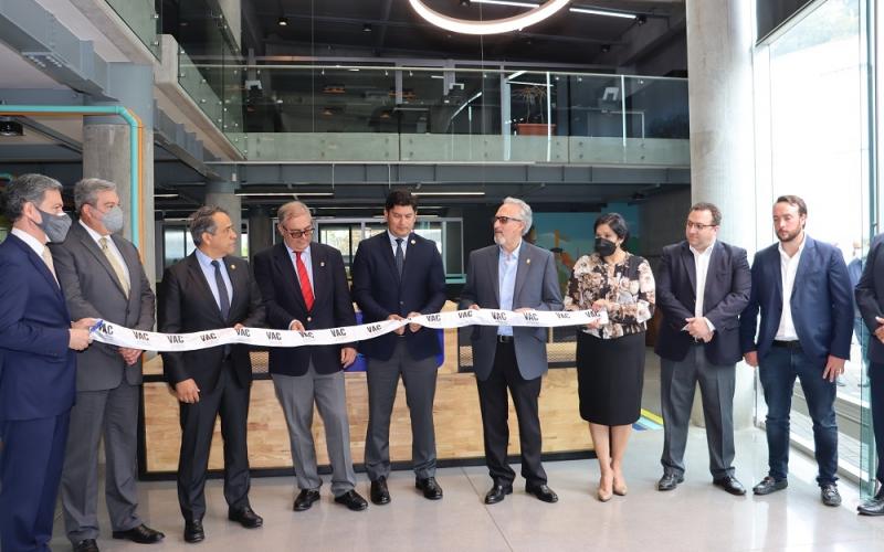 Representantes de los sectores público y privado  durante la inauguración de la VAC.