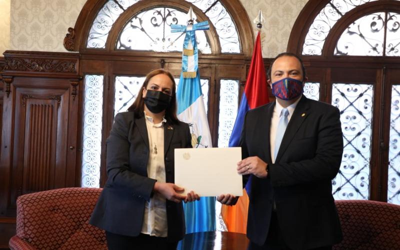 Embajadora de Armenia presenta Copias de Estilo al canciller de Guatemala 