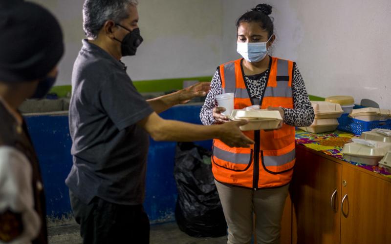 Entrega de alimentos a refugiados en el albergue El Gallito, Guatemala, Guatemala. Foto de archivo.