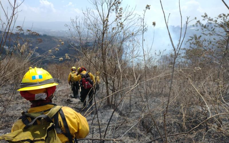 BRIF/GUA de la CONRED se moviliza a un incendio forestal reportado en el departamento de Guatemala.