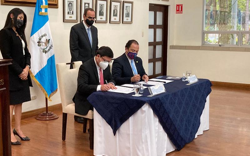 Minex y TSE firman convenio de cooperación para facilitar el voto en el extranjero 