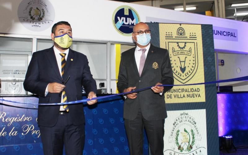 Autoridades del Registro General de la Propiedad y de la Municipalidad de Villa Nueva, durante el corte de cinta