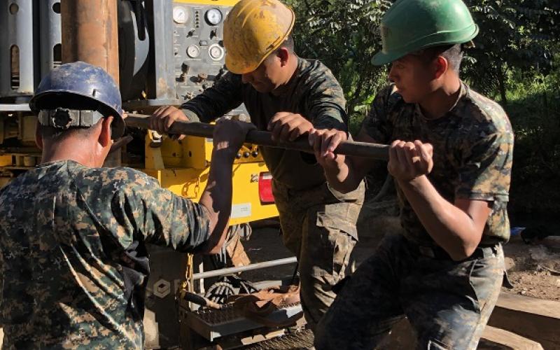  Labores de perforación de un pozo de agua potable en la aldea Los Izotes,