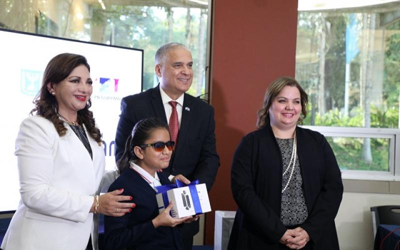Israel dona dispositivo de asistencia visual a niña guatemalteca