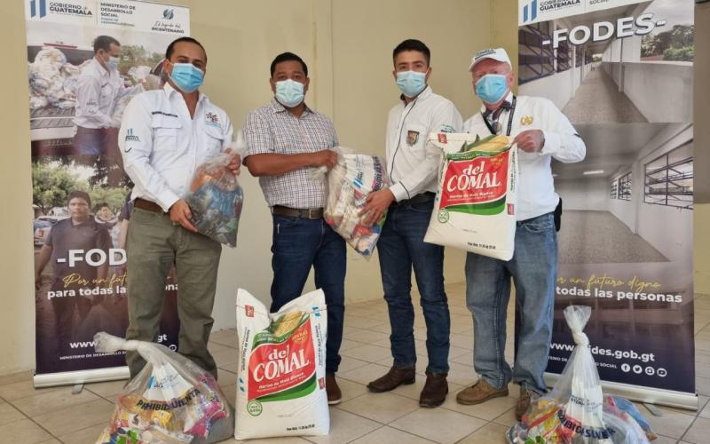 Personal de Fodes entrega dotación de alimentos en Petén
