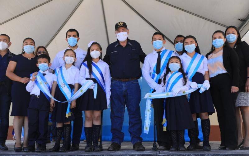 Presidente Alejandro Giammattei inaugura escuela 