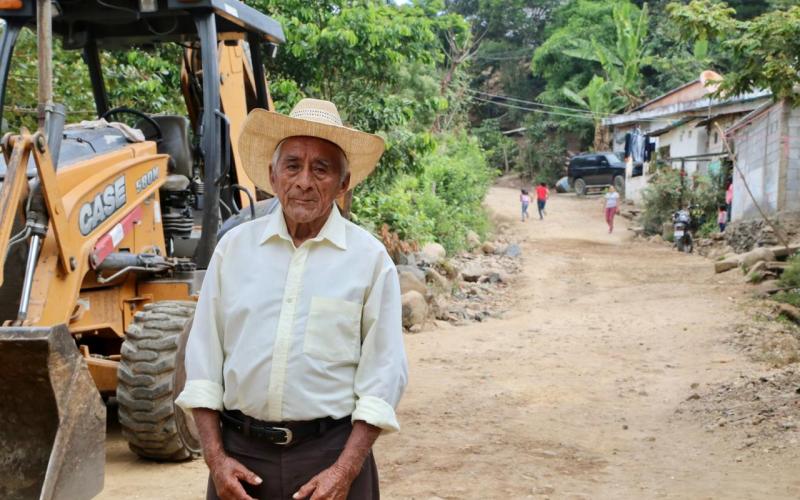 Fodes mejora camino en Santa Rosa