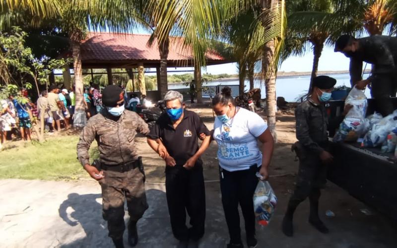 Brigada de Paracaidistas apoya entrega de víveres para personas de escasos recursos en Escuintla