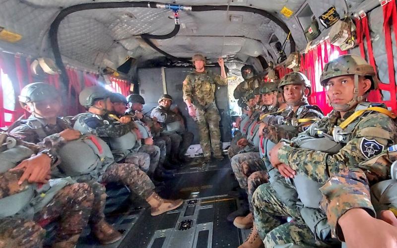 Ejército de Guatemala realiza salto de paracaidismo multinacional junto a soldados de El Salvador y Estados Unidos