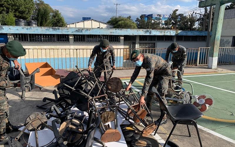 Ejército de Guatemala apoya retiro de bienes inservibles en establecimientos educativos públicos del país