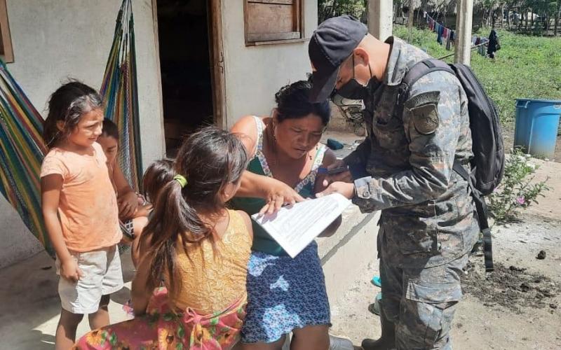 Ejército de Guatemala efectuó vacunación móvil en aldeas de Petén y Quiché