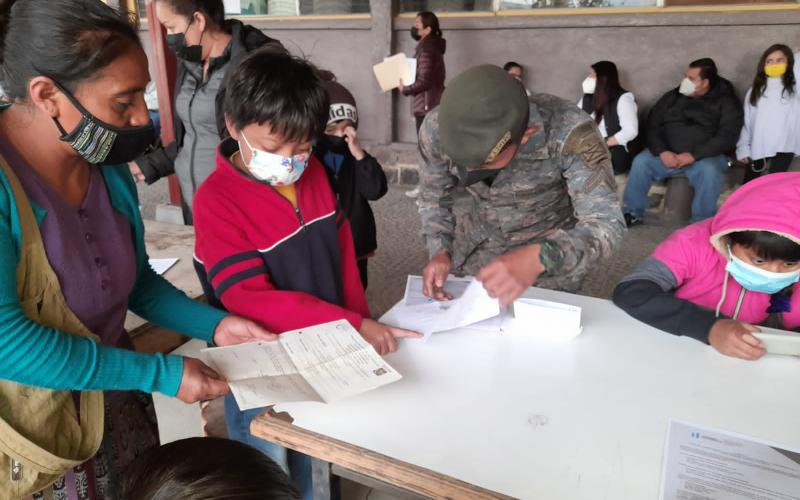 Quinta Brigada de Infantería apoyan vacunación de menores entre los 6 y 11 años de edad en  Huehuetenango