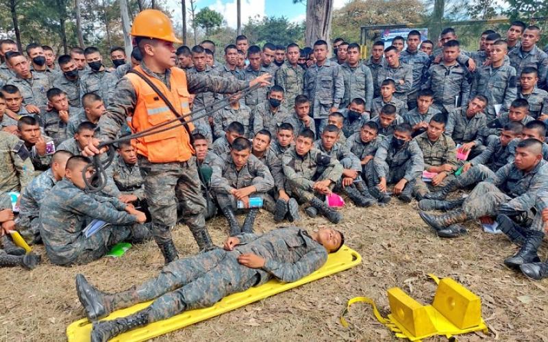 Soldados de la Quinta Brigada de Infantería se capacitan en manejo de víctimas durante emergencias