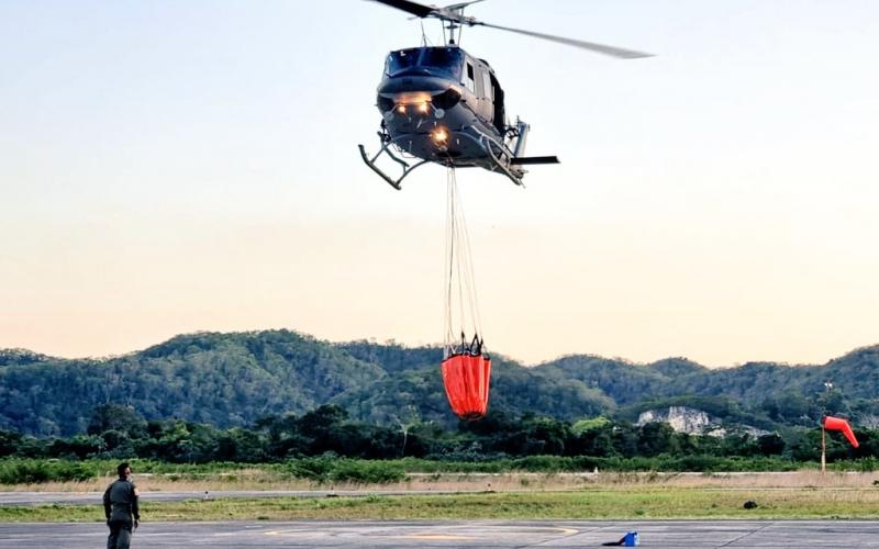 Comando Aéreo del Norte pone a prueba sistema “Bambi Bucket” para combatir incendios desde el aire