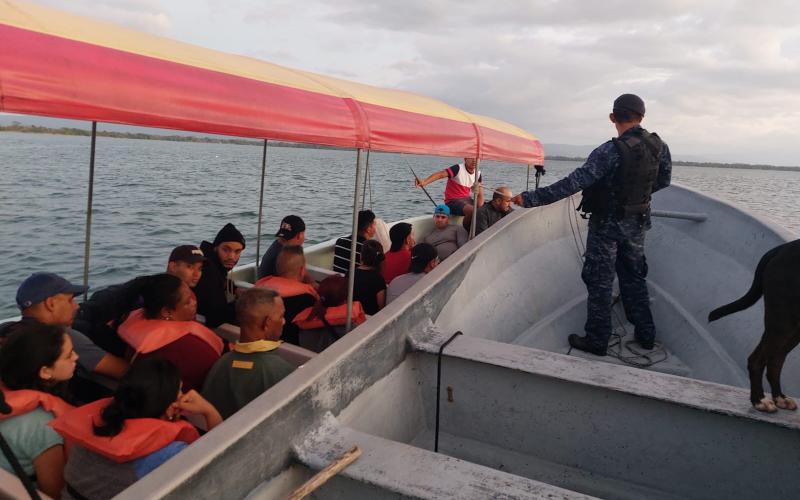 Brigada de Infantería de Marina interceptó embarcaciones con ciudadanos indocumentados en aguas del Caribe guatemalteco