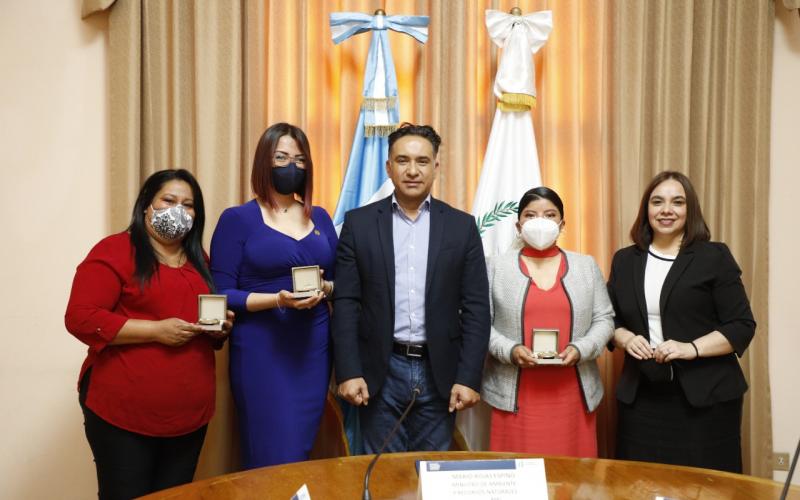 Ministro Mario Rojas reconoce a mujeres destacadas del Ministerio de Ambiente
