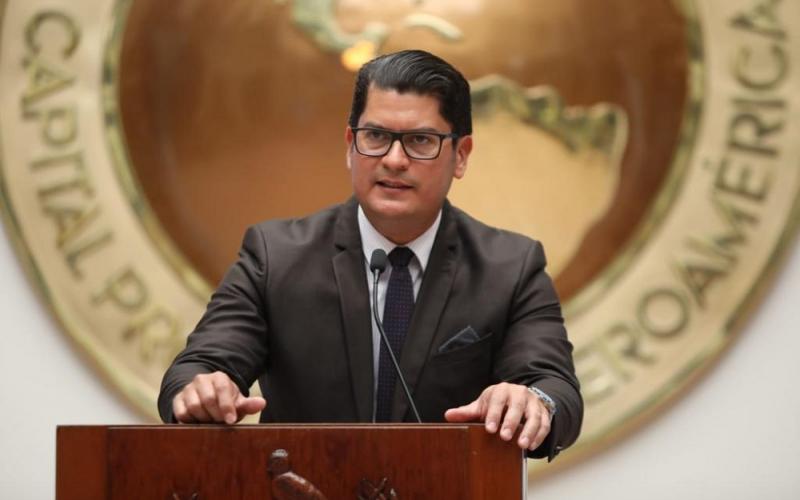 El ministro de Economía, Janio Rosales, durante su intervención en la conferencia de prensa.