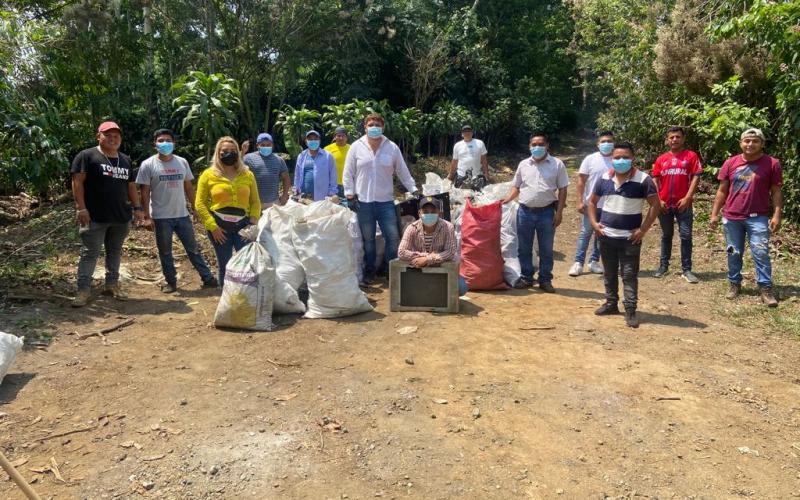 Continúa eliminación de basureros ilegales en Suchitepéquez